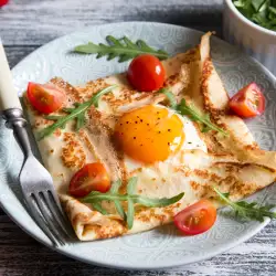 Солени палачинки с яйце и сирене
