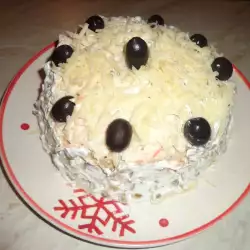 Вкусна палачинкова торта с руска салата