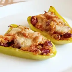 Пълнени чушки с киноа и боб