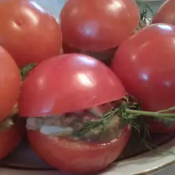Пълнени домати с авокадо