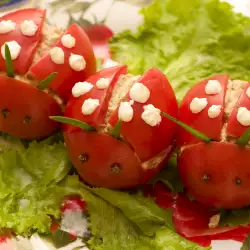 Пълнени домати със зелен лук