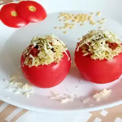 Пълнени домати с паста и босилково песто