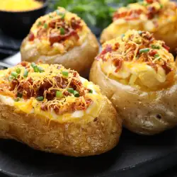 Пълнени картофи с бекон, кашкавал и сметана