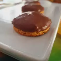 Пълнозърнести бисквити с глазура от шоколад