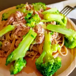 Здравословни пълнозърнести спагети с броколи