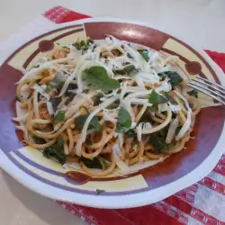 Пълнозърнести спагети с кайма и спанак
