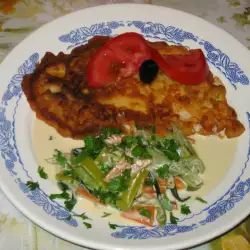Панирано пилешко филе със зеленчуков сос