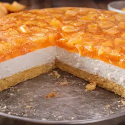 Лек желиран сладкиш с компот от праскови