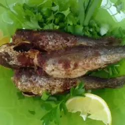 Пържена риба със зелен лук