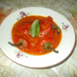 Пържени чушки с доматен сос и босилек
