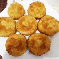 Картофени кюфтета със сирене и галета