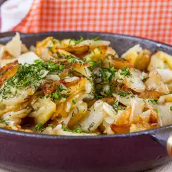 Пържени картофи с лук на тиган