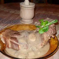 Свински пържоли със сос и вино