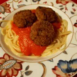 Спагети с доматен сос и чесън