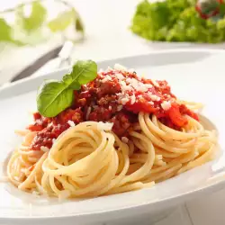 Постни спагети с доматен сос