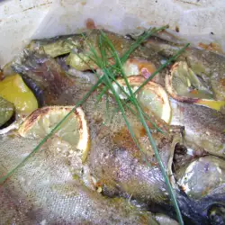 Печена риба с лук