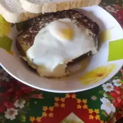 Пълнен патладжан с кайма и яйца