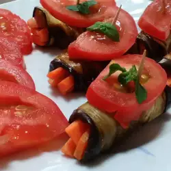 Патладжанени рулца с моркови и домати