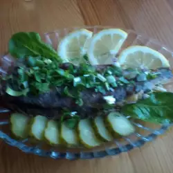 Печена риба с пролетни зелении