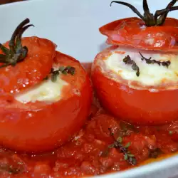 Пълнени домати със зеленчуков бульон