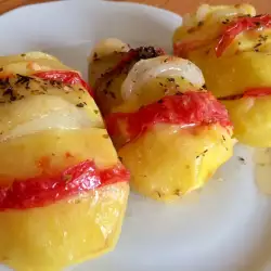Печени картофи с домати и лук