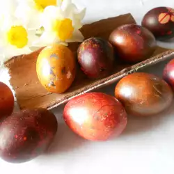 Боядисани великденски яйца с перлена боя и фолио