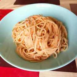 Спагети с доматен сос и зехтин