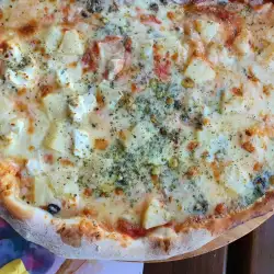 Пица със сирена и ананас