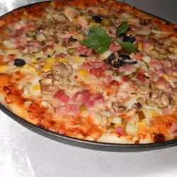 Пица с шунка и доматено пюре