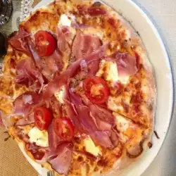 Пица с шунка и чери домати