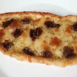 Турска пица пиде с моцарела и сушени домати