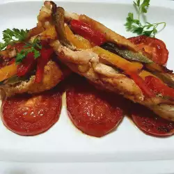 Панирани пилешки гърди с домати