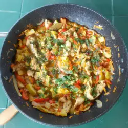 Пилешки късчета и зеленчуци в тиган
