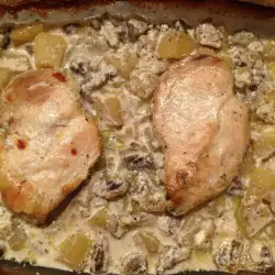 Пилешко филе с картофи, гъби и сметана