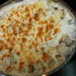 Пилешко с картофи, сметана и кисели краставички