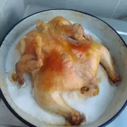 Пиле върху сол на фурна