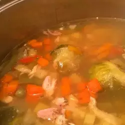 Жълта пилешка супа от бутче