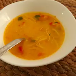 Пилешка супа с жълтъци