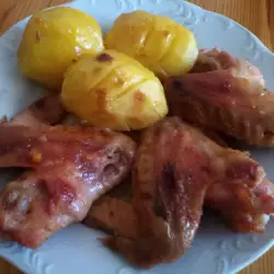 Апетитни пилешки крилца с гарнитура от цели картофи