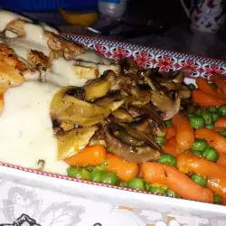 Пилешки филенца в сос с гъби и зеленчуци
