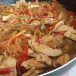 Пилешко месо със спагети и зеленчуци по китайски