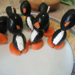 Новогодишни пингвини от маслини и сирене