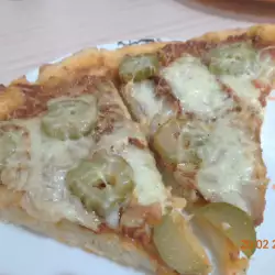 Пица с кайма и кисели краставички