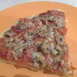 Мързелива пица с маслини, шунка и кашкавал