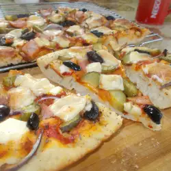 Домашна пица с продукти от хладилника