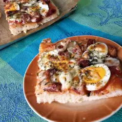 Пица с варени яйца, луканка и маслини