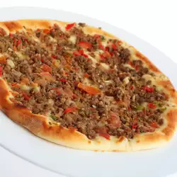 Пица с кайма и доматено пюре