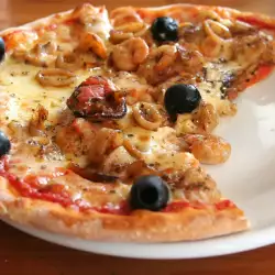 Вкусна пица с морски дарове