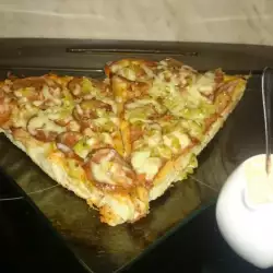 Пица с наденица, пушено филе и вкусен сос