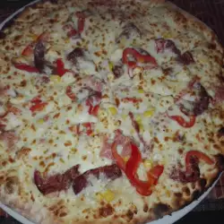 Пица със сметаново-чеснова основа, царевица и шпеков салам